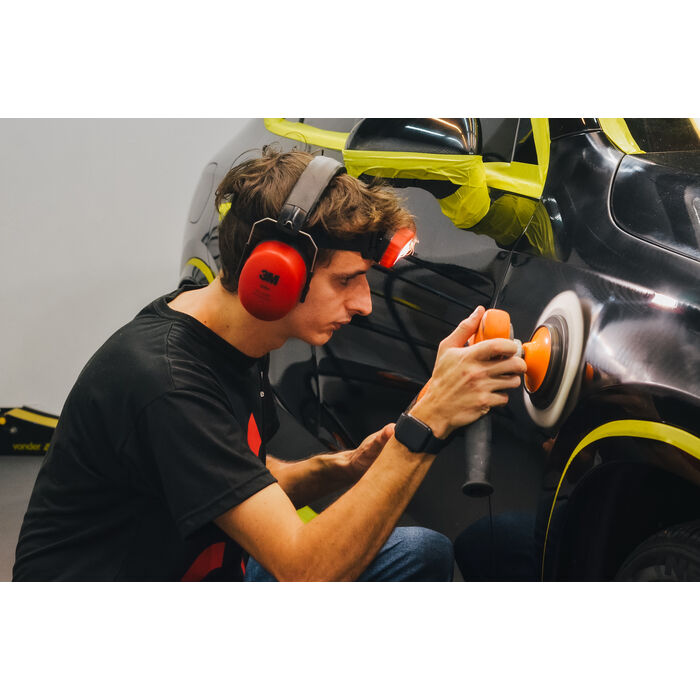 Polimento de detalhe com proteção auricular e lanterna de cabeça