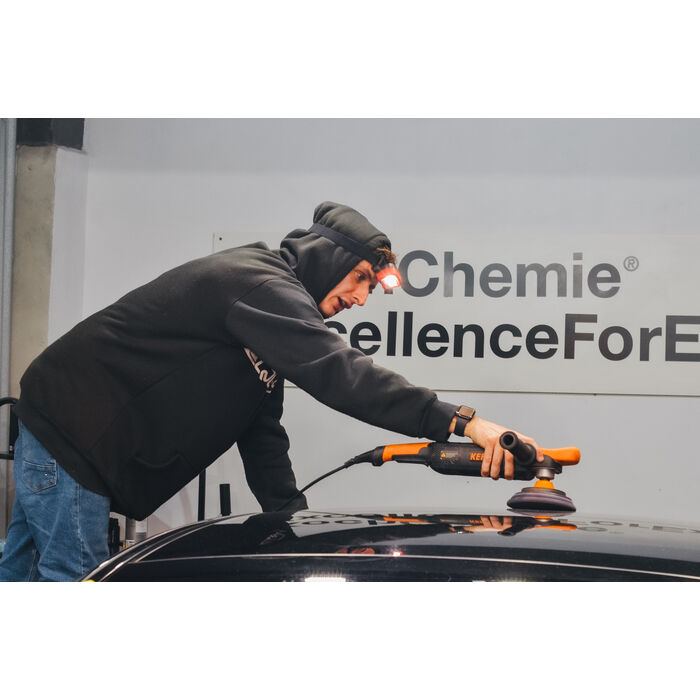 Polimento de teto em frente ao painel Koch Chemie Excellence